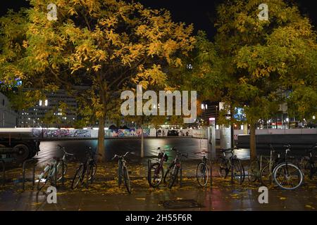 Berlin, Deutschland. November 2021. Fahrräder stehen unter bunten Bäumen am Alexanderplatz. Quelle: Jörg Carstensen/dpa/Alamy Live News Stockfoto