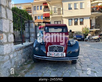 Mazedonien, Ohrid - 31. August 2021: Vermutlich jugoslawischer Serienwagen des Autos, der den Wagen der Serie 2 von der Stadt fährt Stockfoto