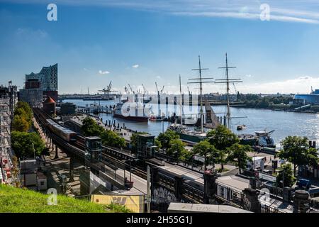 Hamburger Hafen, Deutschland: Schöner Panoramablick auf den Hafen mit Elbe an einem sonnigen Tag mit blauem Himmel im Sommer, Stadtteil St. Pauli Stockfoto