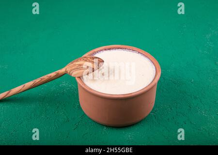 Natürlich, Joghurt in Auflaufschüssel auf Holztisch mit Löffel.Close Up taken.Turkish und Greek traditionelle Milchprodukte Joghurt oder angespannter Joghurt in Fass Stockfoto
