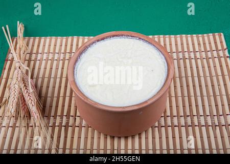 Natürlich, Joghurt in Auflaufschüssel auf Holztisch mit Löffel.Close Up taken.Turkish und Greek traditionelle Milchprodukte Joghurt oder angespannter Joghurt in Fass Stockfoto