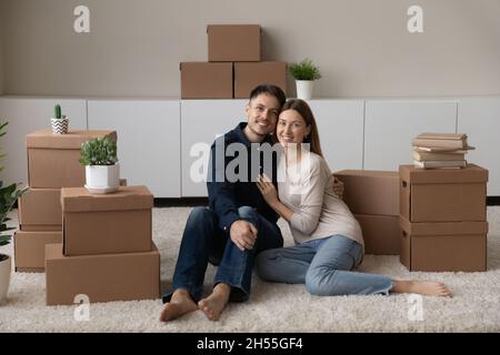 Portrait glückliches Paar umarmt, genießen den Tag bewegen, auf dem Boden sitzen Stockfoto