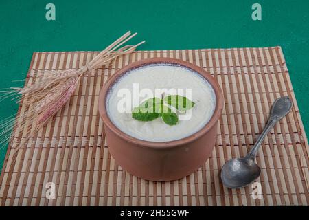 Natürlich, Joghurt in Auflaufschüssel auf Holztisch mit Löffel.Close Up taken.Turkish und Greek traditionelle Milchprodukte Joghurt oder angespannter Joghurt in Fass Stockfoto