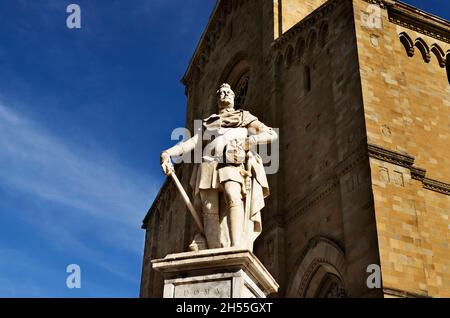 Arezzo, Toskana, Italien, Fassade der Kathedrale San Donato und Pietro mit Marmorstatue des Großherzogs Ferdinando I. Stockfoto