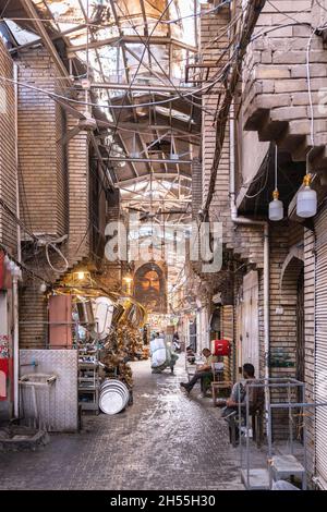 Bagdad, Irak - 25. Oktober 2021: Vertikaler Blick auf den historischen irakischen Kupferbasar (Souq Al-Safaffeer), der aus dem Jahr 1226 stammt. Stockfoto