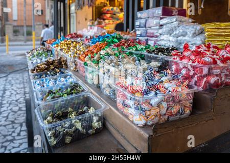 Bagdad, Irak - 25. Oktober 2021: Selektiver Blick auf das traditionelle irakische Wrapped Candys' Shelf – zu verkaufen. Stockfoto