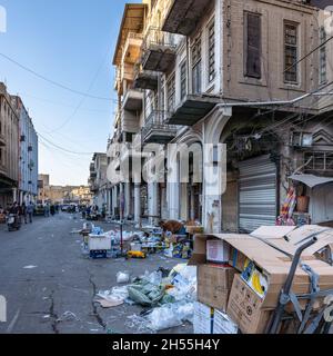 Bagdad, Irak - 25. Oktober 2021: Blick auf die Al-Rasheed Street, die älteste Straße der irakischen Hauptstadt Bagdad. Stockfoto