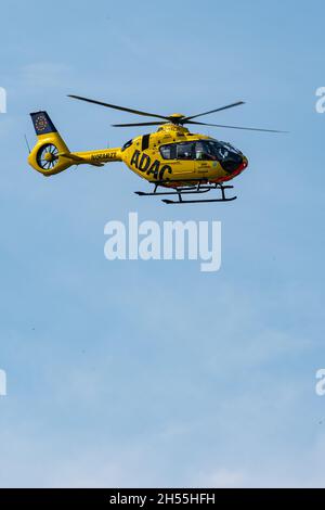 ADAC Rettungshubschrauber in einem Wohngebiet nach einer Mission Stockfoto