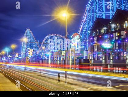Straßenbahn- und Autofahrwege vor der Achterbahn Big One während der Blackpool-Beleuchtung Stockfoto