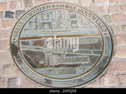 Rundes Metallplättchen, das einen Teil des Great Northern Railway Goods Yard am Ende des 19. Jahrhunderts in Kings Cross, London, darstellt. Stockfoto