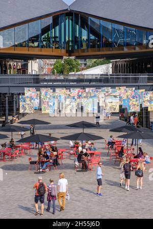 Coal Drops Yard, einst ein viktorianisches Bahnlieferungsdepot, wurde in einem lebhaften, modernen Einkaufs- und Restaurantviertel in King's Cross, London, restauriert. Stockfoto