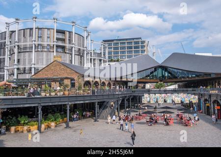 Coal Drops Yard, mit den küssenden Dächern und den Gasinholder-Apartments, ist ein lebendiges, modernes Einkaufs- und Restaurantviertel in King's Cross, London. Stockfoto