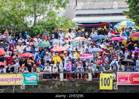 Khmer-Bauern, die am traditionellen NGO-Bootsrennfestival am Maspero-Fluss teilnehmen Stockfoto