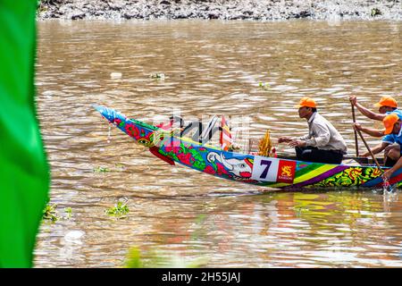 Khmer-Bauern, die am traditionellen NGO-Bootsrennfestival am Maspero-Fluss teilnehmen Stockfoto