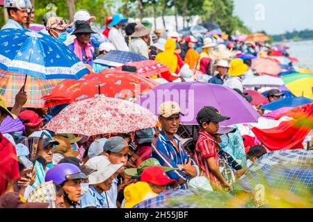 Khmer-Bauern, die am traditionellen NGO-Bootsrennfestival am Maspero-Fluss teilnehmen Stockfoto