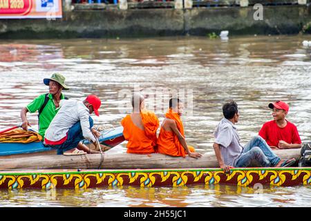 Khmer-Bauern, die am traditionellen NGO-Bootsrennfestival am Maspero-Fluss teilnehmen Stockfoto