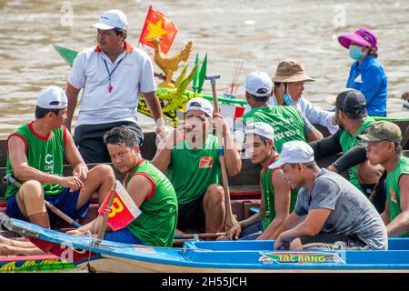 Khmer-Bauern, die am traditionellen NGO-Bootsrennfestival am Maspero-Fluss teilnehmen Stockfoto