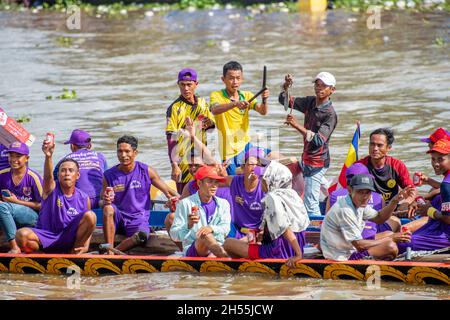 Khmer-Bauern, die am traditionellen NGO-Bootsrennfestival am Maspero-Fluss teilnehmen Stockfoto