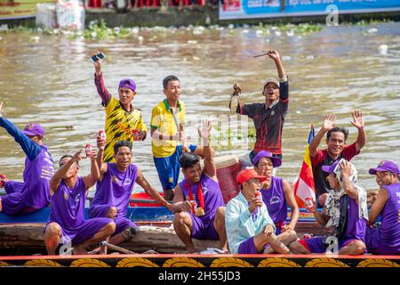 Khmer-Bauern, die am traditionellen NGO-Bootsrennfestival am Maspero-Fluss teilnehmen Stockfoto