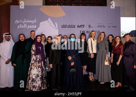 Die französische Direktorin und Executive Vice President von Louis Vuitton, Delphine Arnault (5. V. R), Qatarâs Sheikha Al-Mayassa bint Hamad Al Thani (Mitte, mit Maske) und das russische Model Natalia Vodianova (4. V. R), Maria Grazia Chiuri (7. Von L) und das Team, das die Ausstellung organisiert, stellen sich vor der Ausstellung âDior Designer of Dreamsâ im M7 Center in Doha, Katar, am 5. November, 2021. Foto von Balkis Press/ABACAPRESS.COM Stockfoto