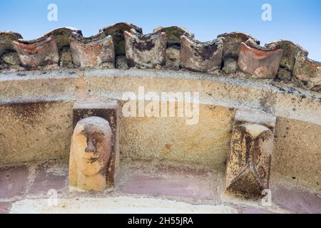 Eine Kirche von San Juan de Amandi, Villaviciosa, Asturien. Detail von caneillos in Stein gemeißelt, eine in der Form eines menschlichen Gesichts und die andere in geometr Stockfoto