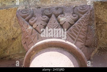 Eine Kirche von San Juan de Amandi, Villaviciosa, Asturien. Detail einer Hauptstadt mit in Stein gemeißelten vegetalen Formen. Romanisch und vorromanisch von Astur Stockfoto