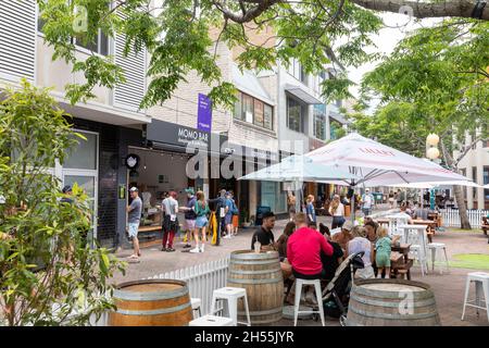 Essen Sie im Freien zu Mittag in Manly Beach, einem Vorort von Sydney, NSW, Australien, nach der Lockerung der Sperre in ganz NSW Stockfoto