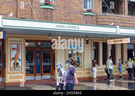 Pub und Bar im Hotel Steyne in Manly Beach Sydney aufgrund der 19. Covid in Australien tragen die Menschen immer noch Gesichtsmasken Stockfoto