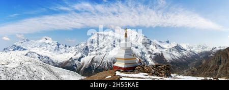 Panoramablick auf Annapurna 2 II, 3 III, 4 IV, Ganggapurna und Khangsar Kang, Annapurna-Bereich mit Stupa, Weg zum Thorung La Pass, rund Annapurna circ Stockfoto