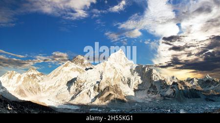 Abends Panoramablick auf den Mount Everest mit wunderschönen Sonnenuntergangswolken von Kala Patthar, Sagarmatha Nationalpark, Khumbu-Walley, Solukhumbu, Nepal HIM Stockfoto