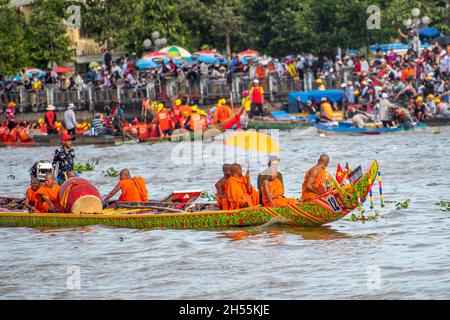 Khmer-Bauern, die am traditionellen NGO-Bootsrennfestival am Maspero-Fluss teilnehmen Stockfoto