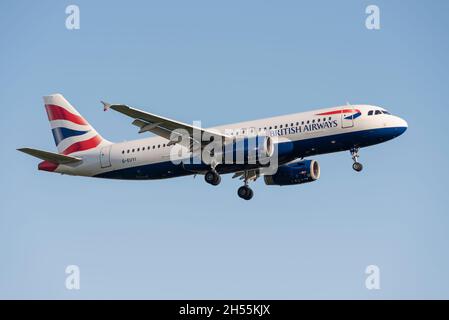 British Airways Airbus A320 200 Airliner-Düsenflugzeug G-EUYI auf dem Anflug auf den Flughafen London Heathrow, Großbritannien. Stockfoto