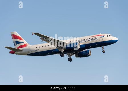 British Airways Airbus A320 200 Airliner-Düsenflugzeug G-EUUR auf dem Anflug auf den Flughafen London Heathrow, Großbritannien. Stockfoto