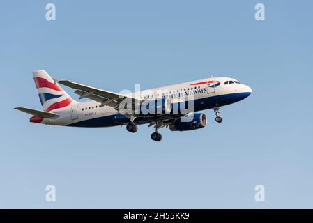 British Airways Airbus A319 100 Flugzeug G-DBCJ auf dem Landeanflug am Flughafen London Heathrow, Großbritannien. Früher kleiner Airbus mit BMI