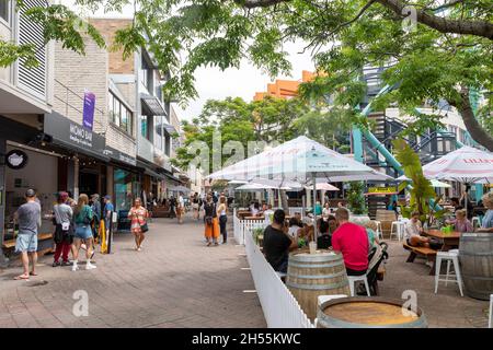 Die Leute genießen es, in Manly Beach zu Mittag zu essen, nachdem sie in Sydney, NSW, Australien, die Geschäfte wieder für diejenigen öffnen, die doppelt gewachst sind Stockfoto