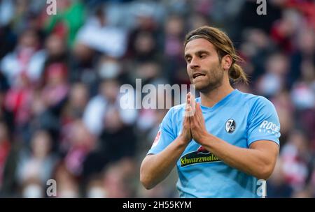 München, Deutschland. November 2021. Fußball: Bundesliga, Bayern München - SC Freiburg, Matchday 11 in der Allianz Arena. Lucas Höler von Freiburg deutet auf dem Spielfeld. Kredit: Sven Hoppe/dpa - WICHTIGER HINWEIS: Gemäß den Bestimmungen der DFL Deutsche Fußball Liga und/oder des DFB Deutscher Fußball-Bund ist es untersagt, im Stadion und/oder vom Spiel aufgenommene Fotos in Form von Sequenzbildern und/oder videoähnlichen Fotoserien zu verwenden oder zu verwenden./dpa/Alamy Live News Stockfoto