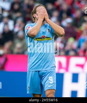 München, Deutschland. November 2021. Fußball: Bundesliga, Bayern München - SC Freiburg, Matchday 11 in der Allianz Arena. Lucas Höler von Freiburg deutet auf dem Spielfeld. Kredit: Sven Hoppe/dpa - WICHTIGER HINWEIS: Gemäß den Bestimmungen der DFL Deutsche Fußball Liga und/oder des DFB Deutscher Fußball-Bund ist es untersagt, im Stadion und/oder vom Spiel aufgenommene Fotos in Form von Sequenzbildern und/oder videoähnlichen Fotoserien zu verwenden oder zu verwenden./dpa/Alamy Live News Stockfoto