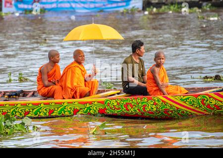 Khmer-Bauern, die am traditionellen NGO-Bootsrennfestival am Maspero-Fluss teilnehmen Stockfoto