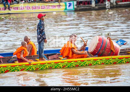 Khmer-Bauern, die am traditionellen NGO-Bootsrennfestival am Maspero-Fluss teilnehmen Stockfoto