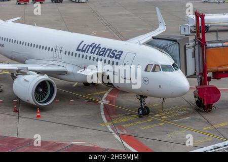 Verladung eines Lufthansa-Automaten am Flughafen Berlin-Tegel TXL Stockfoto