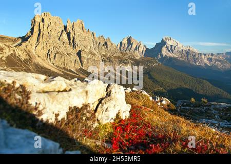 Morgenpanorama von Cima Ambrizzola, Croda da Lago und Le Tofane Gruppe, Dolomiten, Italien Stockfoto