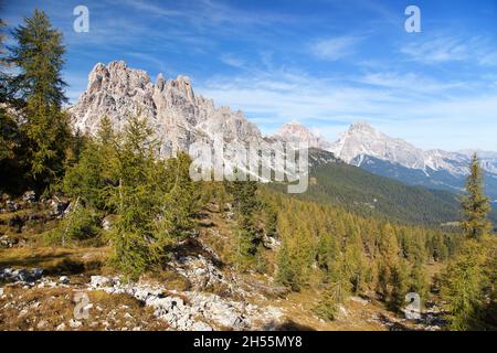 Morgens Panoramablick auf Cima Ambrizzola, Croda da Lago und Le Tofane Gruppe, Alpen Dolomiten Berge, Italien Stockfoto