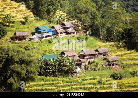 paddy oder Reisfeld und primitive kleine Häuser in nepalesischen Dorf schöne Landschaft in Nepal Himalaya Berge, terrassenförmig angelegte Felder Stockfoto