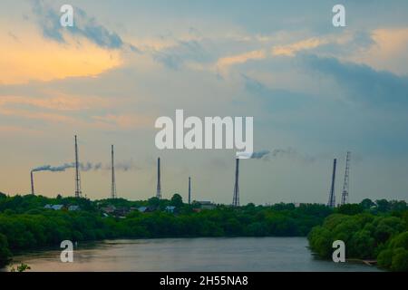 Wunderschöner Panoramablick auf eine hohe Fußgängerbrücke und eine Wasserrohrbrücke über einen Fluss Stockfoto