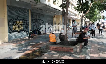 Leute, die Thanon Ratchadamnoen Klang in Bangkok Thailand sitzen Stockfoto