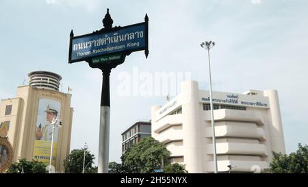 Straßenschild Thanon Ratchadamnoen Klang in Bangkok Thailand Stockfoto