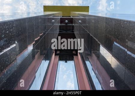 Glockenspiel im Berliner Tiergarten, direkt von unten im Querformat aufgenommen Stockfoto