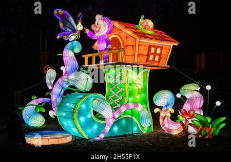 Krakau, Polen. November 2021. Schmetterling, Gnom und beleuchtete Haus Animationen, in der Garten der Lichter Ausstellung eröffnet in Aleja Pokoju mit dem Thema eines Märchens namens "der Schnee der Königin" von den Brüdern Grimm. Kredit: SOPA Images Limited/Alamy Live Nachrichten Stockfoto