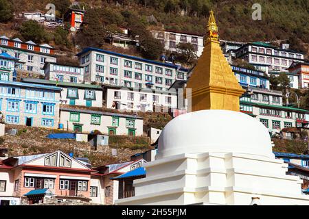 Blick auf Namche Bazar Dorf, Gebäude und Stupa - Trek zum Everest Basislager - Nepal Stockfoto