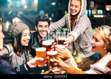 Fröhliche Menschen trinken Bier in der Brauerei Bar draußen - multikulturelles Lifestyle-Konzept mit echten Freunden, die Zeit zusammen genießen Stockfoto